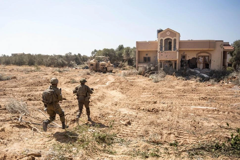 OPERACIÓN. Tropas israelíes ingresan en el terreno en la Franja de Gaza, en medio del conflicto con Hamas.  