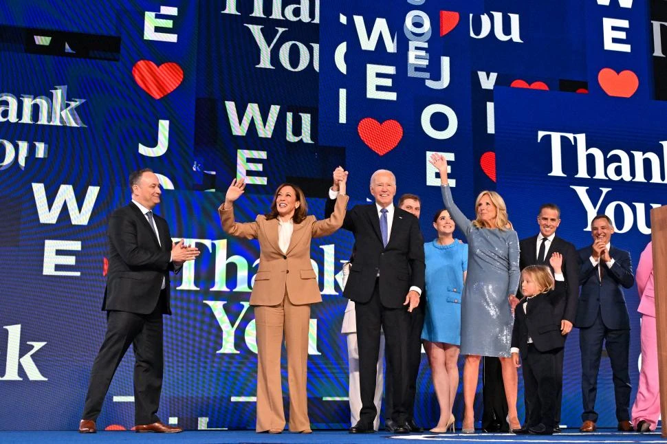 BRAZO EN ALTO. Biden abrió la conferencia demócrata con un emotivo discurso y le dio el pase a Kamala Harris. 