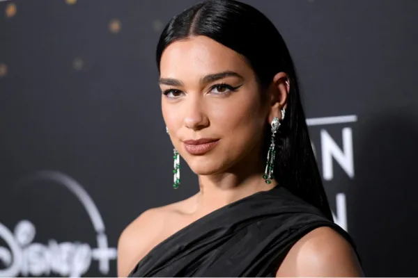 Hoy es el cumpleaños de Dua Lipa: de sobrevivir a la guerra a convertirse en ícono feminista