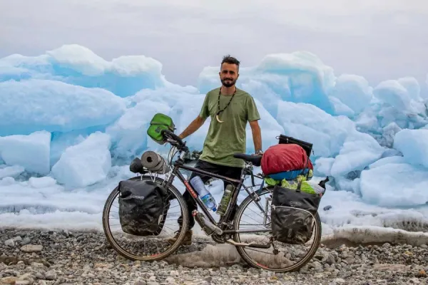 Luchan por repatriar el cuerpo del fotógrafo argentino que recorría el mundo en bicicleta