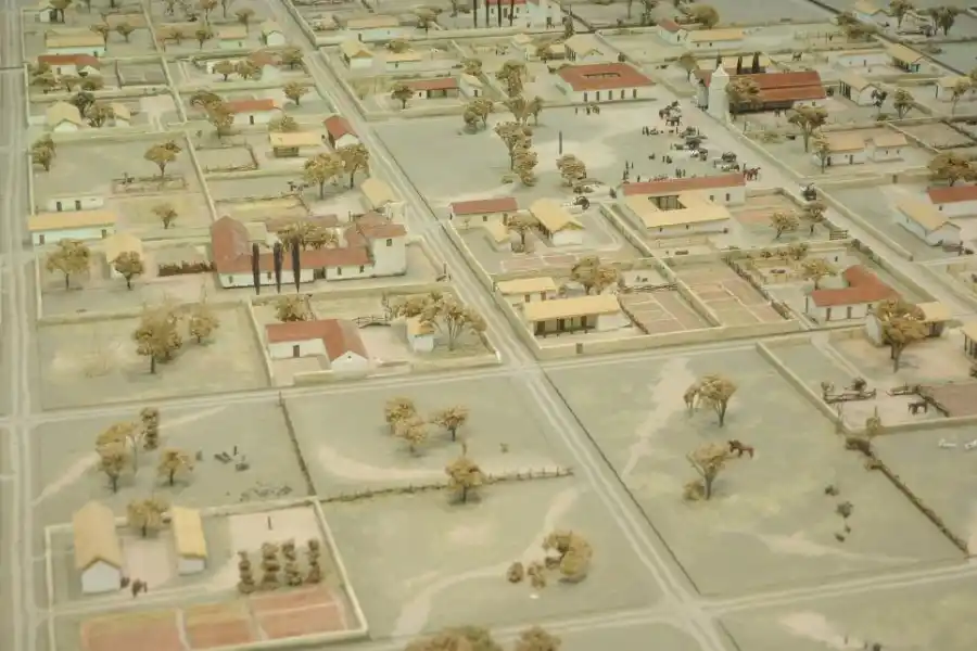 LA PLAZA PRINCIPAL. A la derecha la Iglesia Matriz y al frente, el Cabildo.