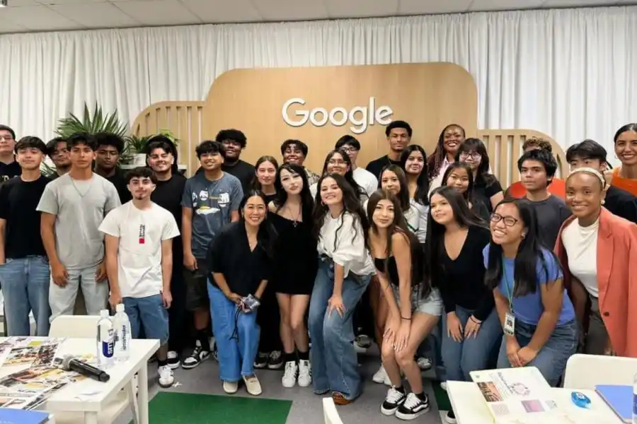 FRUTO DE LAS DONACIONES. Gómez en un encuentro en Google con los jóvenes beneficiados. / INSTAGRAM @selenagomez