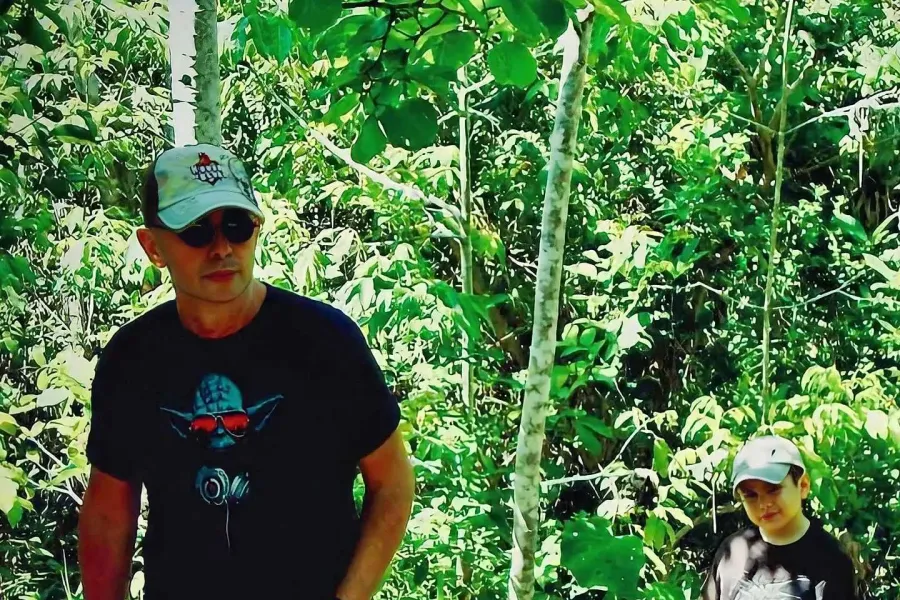 El Indio Solari de vacaciones con su hijo hace más de 10 años.