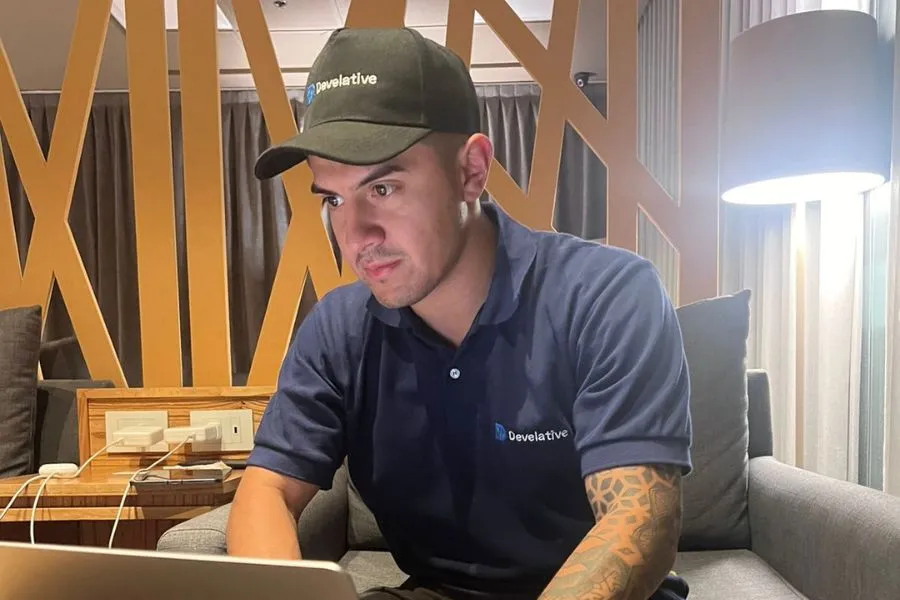 VIAJES DE NEGOCIOS. Marcos viaja al menos dos veces al año para visitar clientes en EEUU, aquí se encontraba trabajando desde el aeropuerto./MARCOS OCÓN