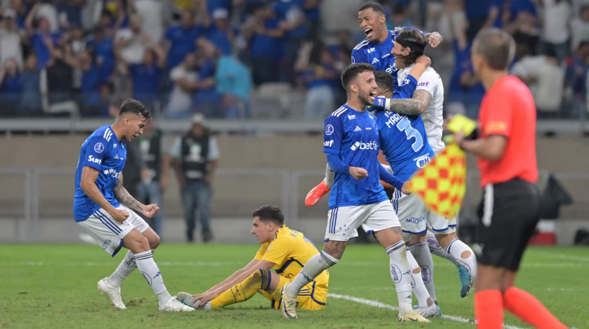 FESTEJO. Tras el fallo de Merentiel, Kaio Jorge se acercó al jugador de Boca y festejó la clasificación en su cara