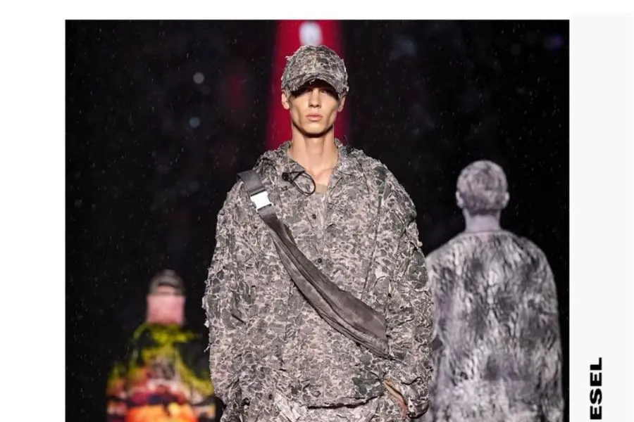 PASARELA INTERNACIONAL. Manuel modelando para Diesel./Instagram @manucllofrein