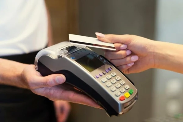 Usó tarjetas clonadas, hizo pequeñas compras durante dos meses y lo descubrieron: le dictaron domiciliaria