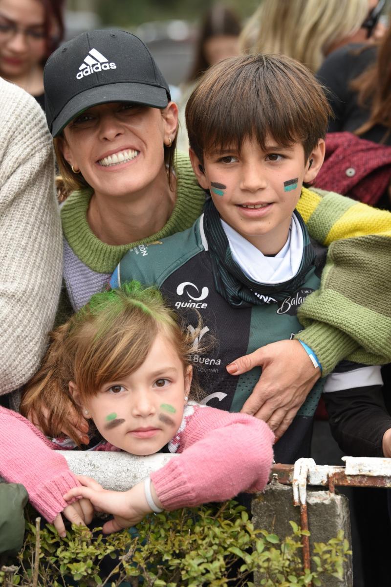 CÓMODO. Francisco gozó a pleno el partido sin los estruendos de las bombas junto a su mamá y hermana.