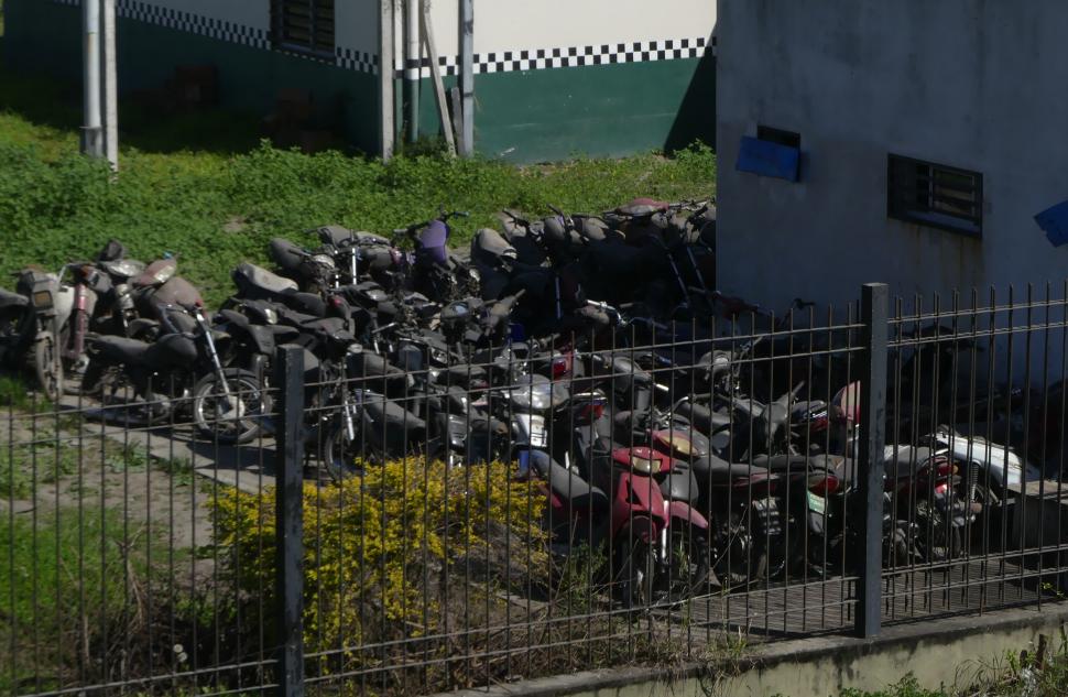 DESBORDE. Hay tantas motos que las depositan en varias comisarías.