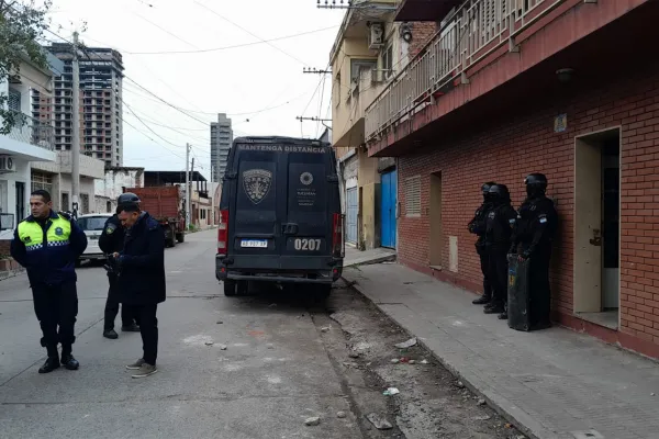 Falleció el hombre que atacó a un policía con un machete en Villa Luján