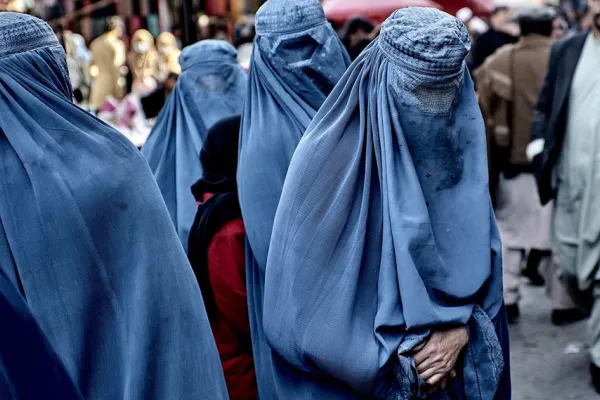 Los talibanes prohíben que suenen voces de mujeres