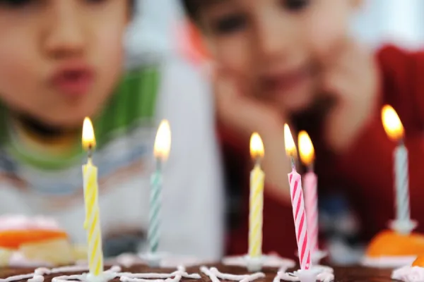 Qué significa soplar la vela de cumpleaños y por qué ya no se recomienda hacerlo
