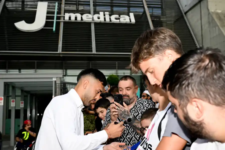 Autógrafos y aplausos: así fue el recibimiento los hinchas de la Juventus a Nicolás González