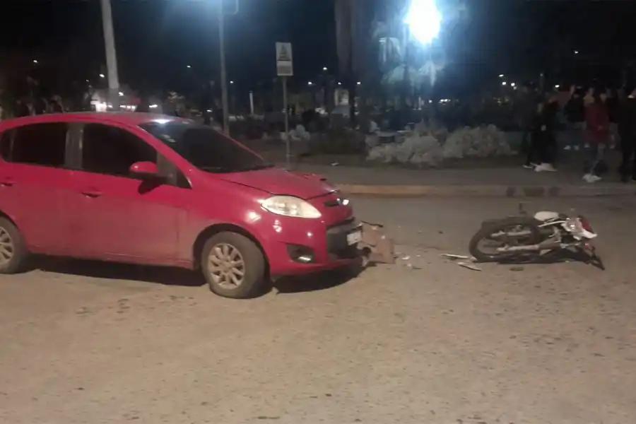 EN BELLA VISTA. Un auto y una motocicleta se embistieron en el cruce de Moreno y García Fernández. 
