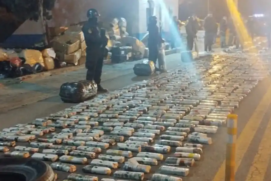 SECUESTRO. Cigarillos, neumáticos y hojas de coca, entre los productos que trasladaba el colectivo detenido en Trancas. 