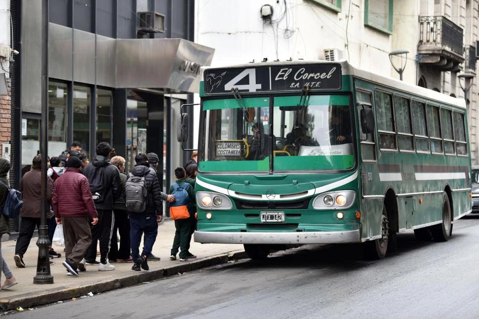 DESENCUENTROS. Los empresarios piden una suba a $ 940 del boleto urbano. Los usuarios reclaman que las empresas mejoren las unidades. la gaceta / foto de Ines Quinteros Orio