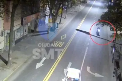 Video: conducía a alta velocidad por calle Salta y terminó impactando contra una baranda de seguridad
