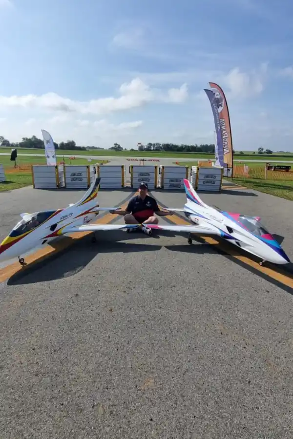 DESTACADO. Cereseto con sus jets radiocontrolados.