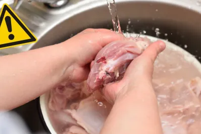 Cuál es el peligro de lavar el pollo antes de cocinarlo