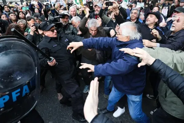 De pegarle a un jubilado no se vuelve