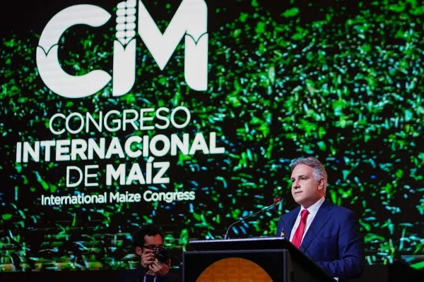 El gobernador de Córdoba pidió una nueva ley de biocombustibles y el fin de las retenciones