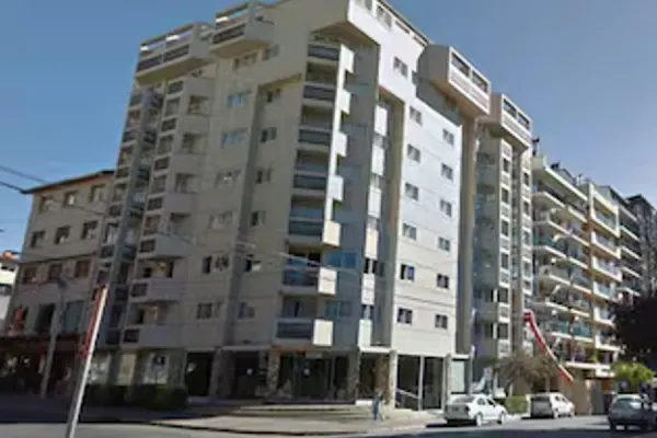 Un joven que estaba de viaje de egresados cayó de sexto piso y se encuentra grave