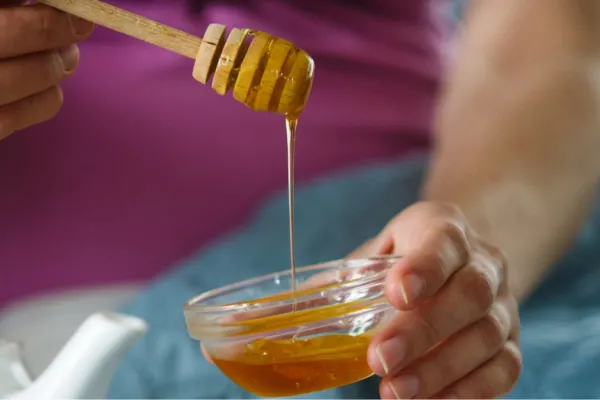 ¿Qué le sucede a mi cuerpo si consumo miel todos los días?