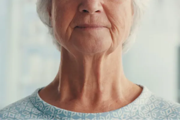 Los tres ejercicios más efectivos para combatir la flacidez del cuello a los 50 años