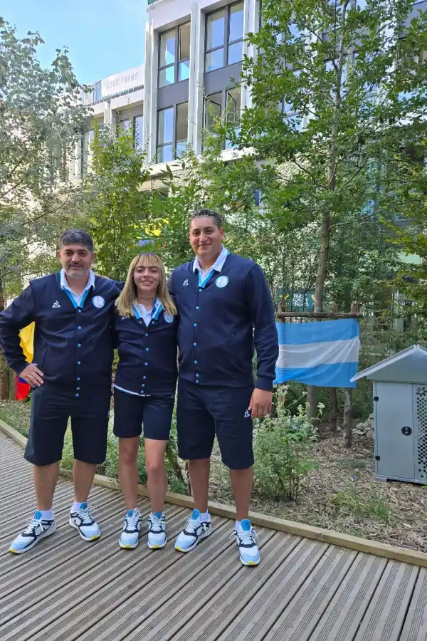 LISTOS. Salazar, González y Urra con la ropa de desfile que lucirán los argentinos en la inauguración.