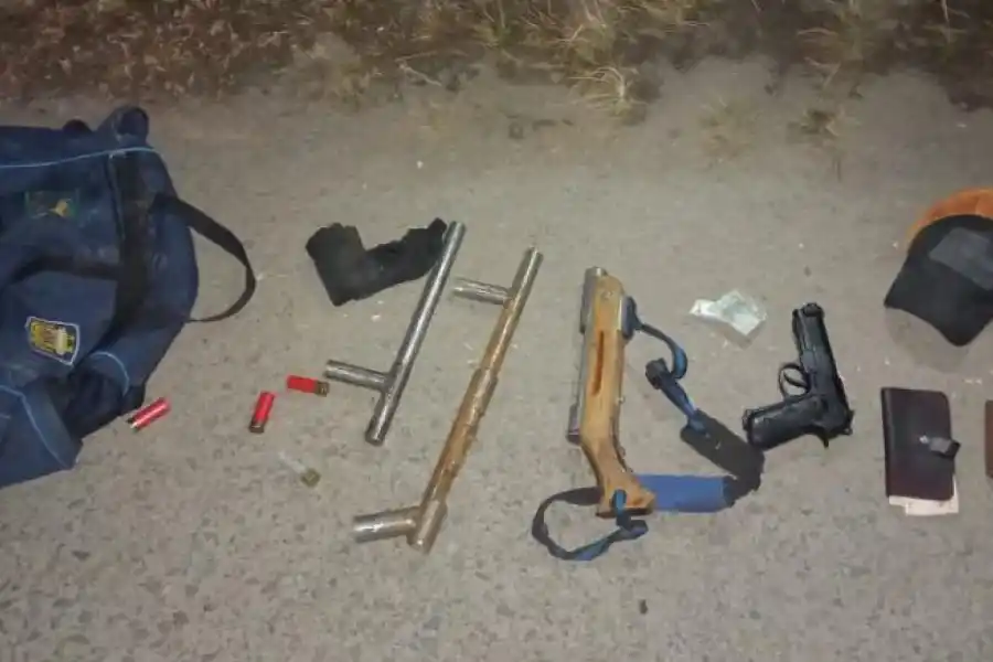 PRUEBAS. Los elementos secuestrados a dos de los cinco detenidos.