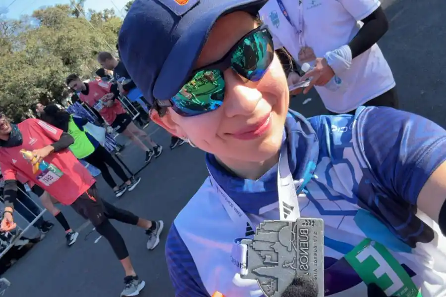 MISIÓN CUMPLIDA. Jiménez con su medalla de finisher que reciben todos los que completaron los 21 kilómetros.