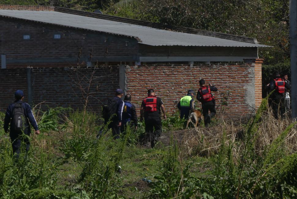 DESPLIEGUE. Peritos buscaron restos humanos en baldíos de la zona.