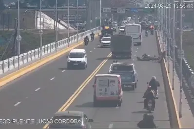 Video: por segunda vez en tres días, una moto y una bicicleta chocaron sobre el puente Lucas Córdoba