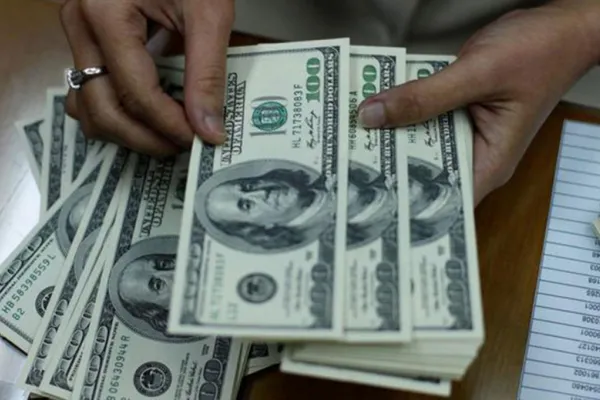 El dólar blue sin piso: anotó su mayor caída diaria en tres semanas y finalizó a $1.315