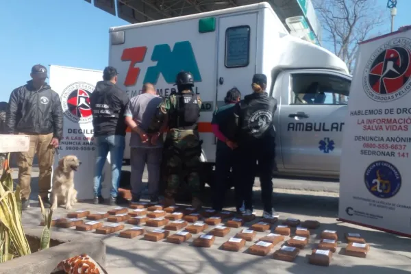 Interceptan una ambulancia que trasladaba más de 50 kilos de cocaína