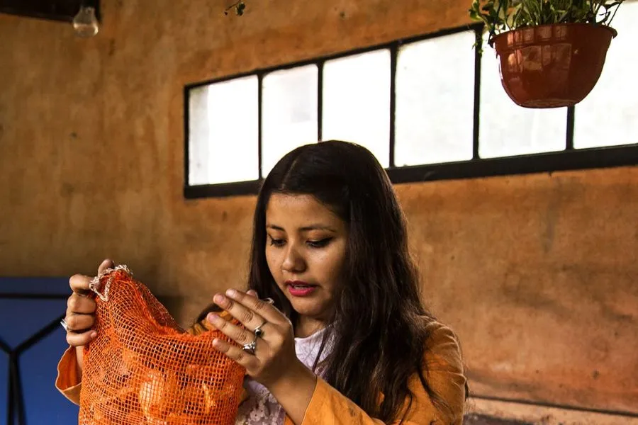 HACIENDO ARTE. La diseñadora en proceso de preparar los conjuntos./NATALIA OROZCO