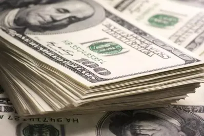 Dólar “blue”: la cotización bajó $10 y quedó a un paso de perforar el piso de los $1.300 en la city