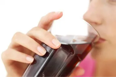 Lo que sucede en nuestro sistema digestivo al beber gaseosa todos los días, según la ciencia