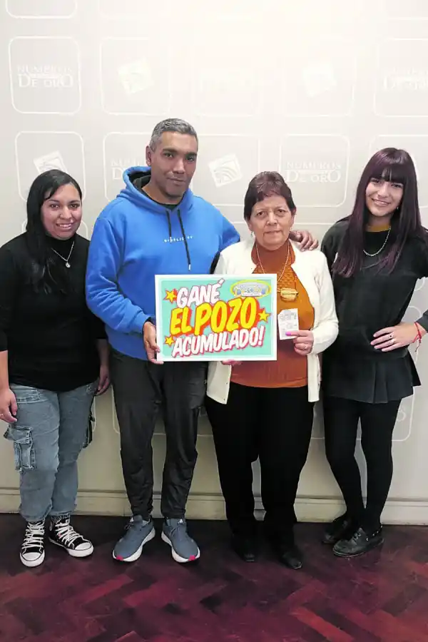 FAMILIA. Mercedes del Valle Tolaba, sus hijos José y André, y su nieta Nahira.