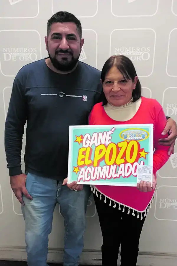 MAMÁ FELIZ. Nélida Ester González posa para la foto, abrazada por su hijo.
