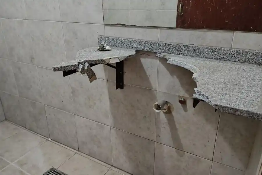 ROBO Y DAÑO. Los ladrones se llevaron el  lavamanos de un salón.