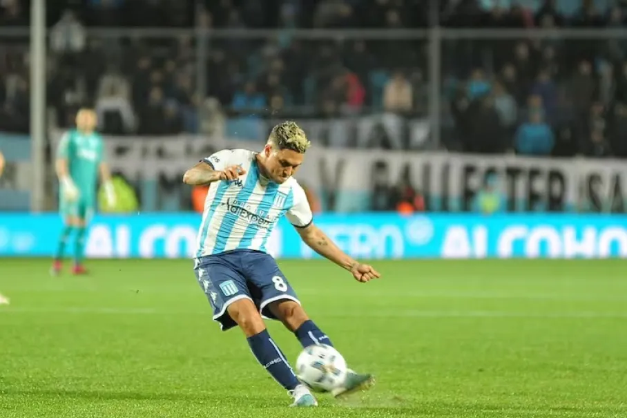 CALIDAD. Juan Fernando Quintero le aporta juego y buena pegada al mediocampo de Racing.