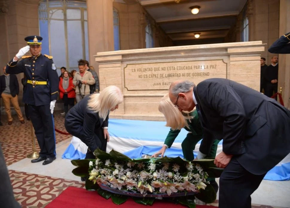 OFRENDA. Pedicone de Valls dirigió los actos en la Casa de Gobierno. 