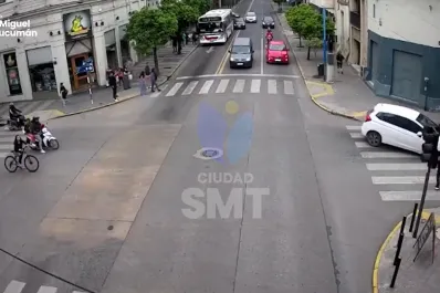 Video: un auto embistió a una mujer en plena senda peatonal