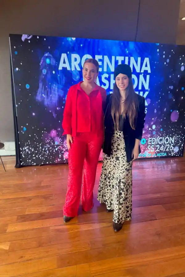 Lucia Ugarte de Chicas Guapas conductora del evento junto a Sol García Hamilton de La Gaceta Lifestyle.