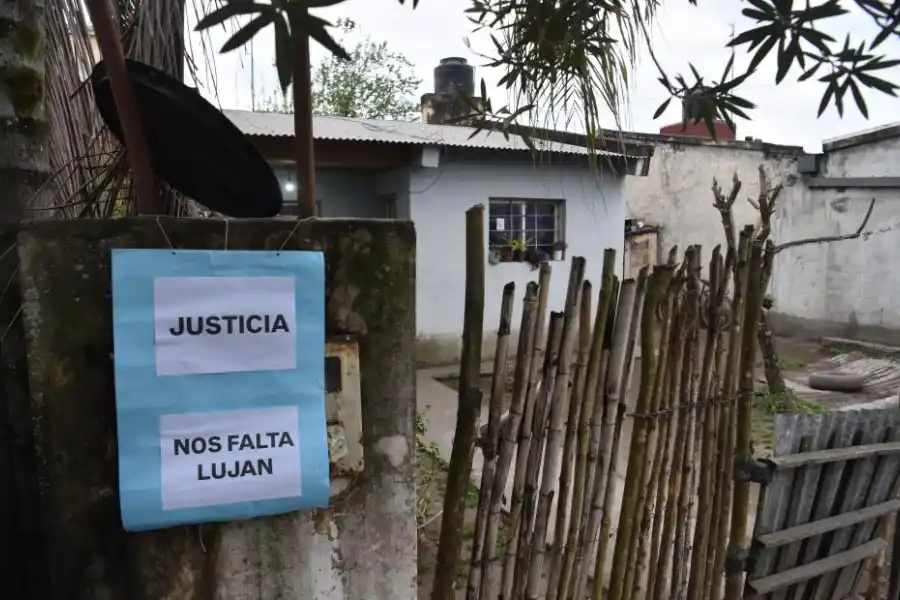 APOYO A LA FAMILIA. Los vecinos pusieron carteles pidiendo Justicia.