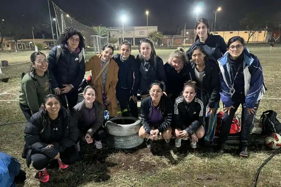 El emotivo gesto de un equipo de Las Cañas que homenajeó a sus amigas fallecidas: Un arbolito es vida