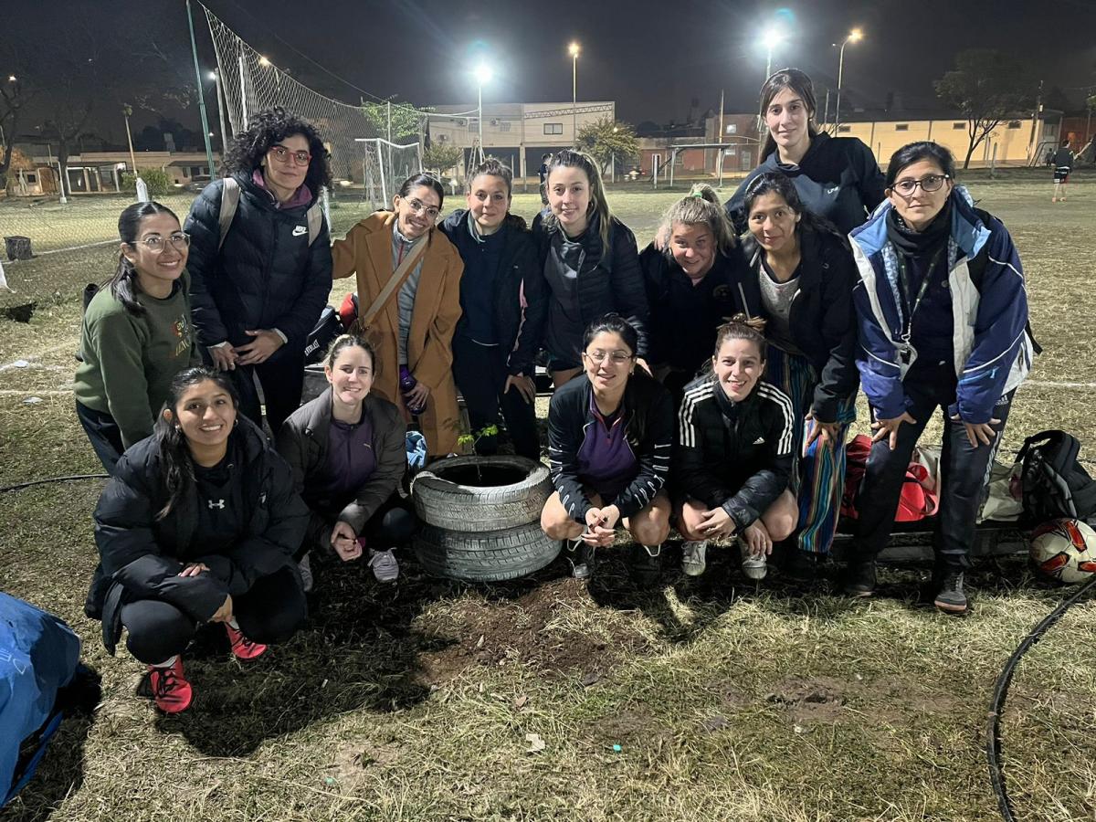 El emotivo gesto de un equipo de Las Cañas que homenajeó a sus amigas fallecidas: Un arbolito es vida