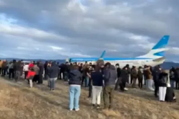 Amenaza de bomba en un avión de Aerolíneas: Marcelo Polino y Carmen Barbieri, entre los pasajeros enfurecidos