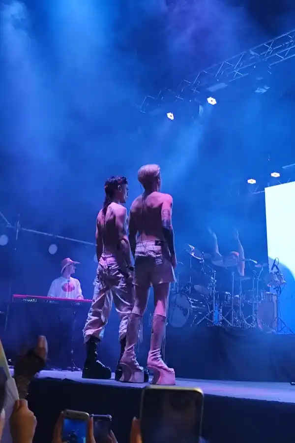 CON GRANDES TACOS. La estética del recital fue cuidada al extremo.